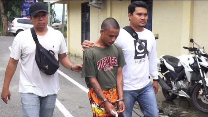Pelaku pemerkosaan anak di bawah umur di Madina saat diamankan polisi. (Foto: Istimewa)