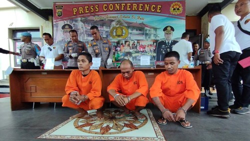 Pelaku pencurian motor asal Sumba, Yules Umbu Sakala (paling kanan) dihadirkan dalam konferensi pers di Polres Gianyar, Selasa (31/1/2023). Foto: Nuranda Indrajaya/detikBali