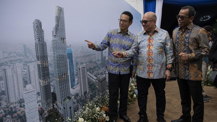 Dirut PT TASPEN (Persero) ANS Kosasih (kiri) berbincang dengan Dirut PT Taspen Properti Indonesia Bayu Setyo Utomo saat meninjau lokasi pembangunan Green Energy Superblock Oasis Central Sudirman di Jakarta, Selasa (31/1/2023). PT Taspen (Persero) menggandeng pengembang asal Jepang PT Mitsubishi Estate Co untuk membangun kawasan superblok hijau bernilai investasi sebesar Rp10,6 triliun dengan dua menara setinggi 65 dan 75 lantai. ANTARA FOTO/Sigid Kurniawan/tom.