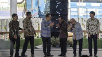 Dirut PT TASPEN (Persero) ANS Kosasih (kedua kanan), Komisaris Utama Suhardi Alius (kiri), Sesmenko Perekonomian Susiwijono Moegiarso (ketiga kanan), Duta Besar Jepang untuk Indonesia Kanasugi Kenji (ketiga kiri), Semen BUMN Susyanto (kedua kiri) dan Managing Director Mitsubishi Estate Grup Masato Aikawa berbincang dalam peletakan batu pertama Green Energy Superblock Oasis Central Sudirman di Jakarta, Selasa (31/1/2023).