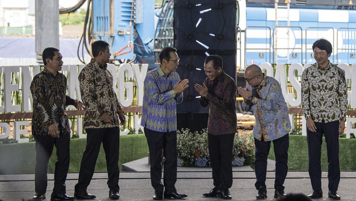 Dirut PT TASPEN (Persero) ANS Kosasih (kiri) berbincang dengan Dirut PT Taspen Properti Indonesia Bayu Setyo Utomo saat meninjau lokasi pembangunan Green Energy Superblock Oasis Central Sudirman di Jakarta, Selasa (31/1/2023). PT Taspen (Persero) menggandeng pengembang asal Jepang PT Mitsubishi Estate Co untuk membangun kawasan superblok hijau bernilai investasi sebesar Rp10,6 triliun dengan dua menara setinggi 65 dan 75 lantai. ANTARA FOTO/Sigid Kurniawan/tom.