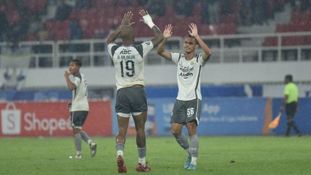 Pemain Persib Bandung, Rezaldi Hehanussa (kanan) dan David da Silva (kiri) dalam laga PSIS vs Persib di Liga 1, Selasa (31/1/2023).