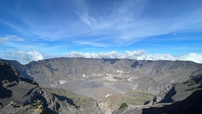 Pemandangan Gunung Tambora Kemenparekraf menghapus gelaran Tambora Menyapa Dunia dari lis Kharisma Event Nusantara (KEN), karena dianggap sepi peminat dan menguras anggaran.