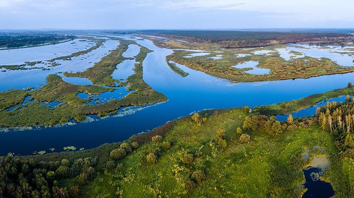 Pemandangan sungai Kama dan lahan basahnya, Rusia.
