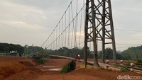 Diding menjelaskan, sungai yang diuruk itu bukan sungai yang sebenarnya. Dia menegaskan aliran sungai itu bukan digusur, melainkan memang milik perusahaan tertentu sebagai pemilik lahan (Devi Puspitasari/detikcom)
