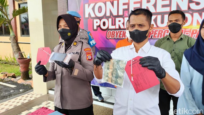 Polisi menunjukkan barang bukti kasus pencabulan di Mapolres Kulon Progo, Selasa (31/1/2023).