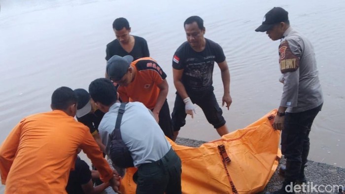 Penemuan mayat di Sungai Indragiri, Riau.