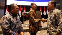 Direktur Utama Bank BTN Haru Koesmahargyo bersama Direktur Human Capital, Compliance & Legal Bank BTN Eko Waluyo berbincang dengan Kepala Eksekutif Pengawas Pasar Modal, Keuangan Derivatif, dan Bursa Karbon Otoritas Jasa Keuangan (OJK) Inarno Djajadi usai menerima penghargaan dalam ajang Apresiasi Hasil Penilaian ASEAN Corporate Governance Scorecard (ACGS) Tahun 2021 di Jakarta, Selasa (31/1).