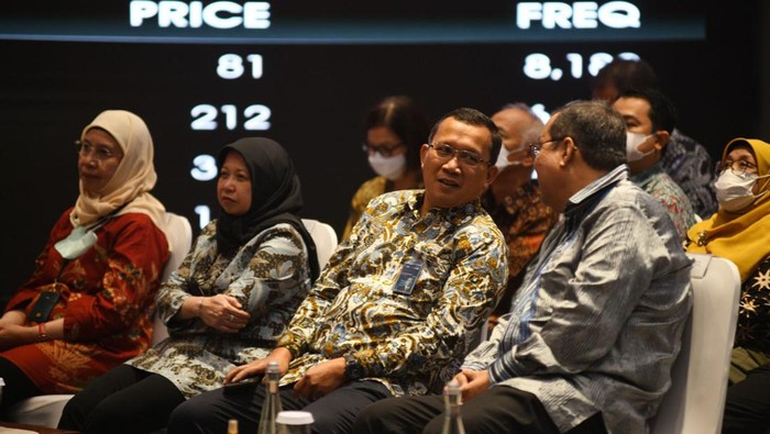 Direktur Utama Bank BTN Haru Koesmahargyo bersama Direktur Human Capital, Compliance & Legal Bank BTN Eko Waluyo berbincang dengan Kepala Eksekutif Pengawas Pasar Modal, Keuangan Derivatif, dan Bursa Karbon Otoritas Jasa Keuangan (OJK) Inarno Djajadi usai menerima penghargaan dalam ajang Apresiasi Hasil Penilaian ASEAN Corporate Governance Scorecard (ACGS) Tahun 2021 di Jakarta, Selasa (31/1). Bank BTN dalam ajang tersebut meraih dua penghargaan yakni Indonesia Top 3 Public Listed Companies (PLCs) Tahun 2021 dan ASEAN Asset Class PLCs. ACGS merupakan ajang bergengsi yang memberikan penghargaan kepada perusahaan yang memiliki penilaian tertinggi dalam penerapan GCG di ASEAN.