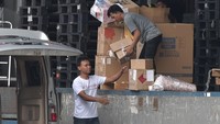 Sejumlah pekerja menata barang di gudang JD.ID, Kabupaten Bekasi, Jawa Barat, Selasa (31/1/2023). Layanan belanja daring atau e-commerce JD.ID mengumumkan akan menutup layanannya di Indonesia. Pengumuman itu tertera dalam laman resmi perusahaan JD.ID.