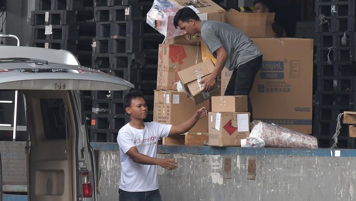 Pengumuman! JD.ID Bakal Setop Terima Order Mulai 15 Februari Seorang pekerja melintas di depan gudang JD.ID, Kabupaten Bekasi, Jawa Barat, Selasa (31/1/2023). Layanan belanja daring JD.ID melalui web resmi perusahaan mengumumkan akan menyetop menerima pesanan mulai 15 Februari 2023 dan akan menutup total pelayanannya di Indonesia pada 31 Maret 2023. ANTARA FOTO/Fakhri Hermansyah/tom.