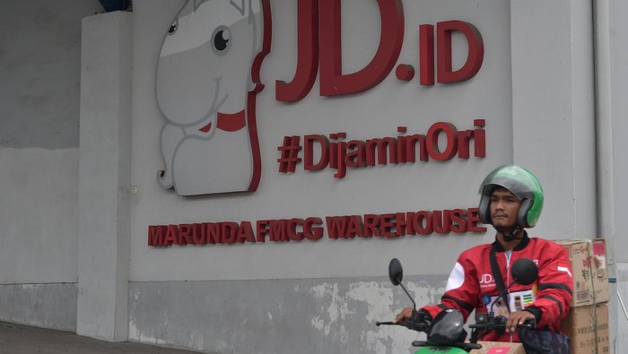 Seorang pekerja melintas di depan gudang JD.ID, Kabupaten Bekasi, Jawa Barat, Selasa (31/1/2023). Layanan belanja daring JD.ID melalui web resmi perusahaan mengumumkan akan menyetop menerima pesanan mulai 15 Februari 2023 dan akan menutup total pelayanannya di Indonesia pada 31 Maret 2023. ANTARA FOTO/Fakhri Hermansyah/tom.
