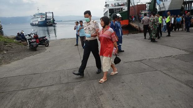 Penumpang yang tercebur ke laut di Pelabuhan Gilimanuk saat diperiksa oleh petugas KKP Gilimanuk, Selasa (31/1/2023). (IST)