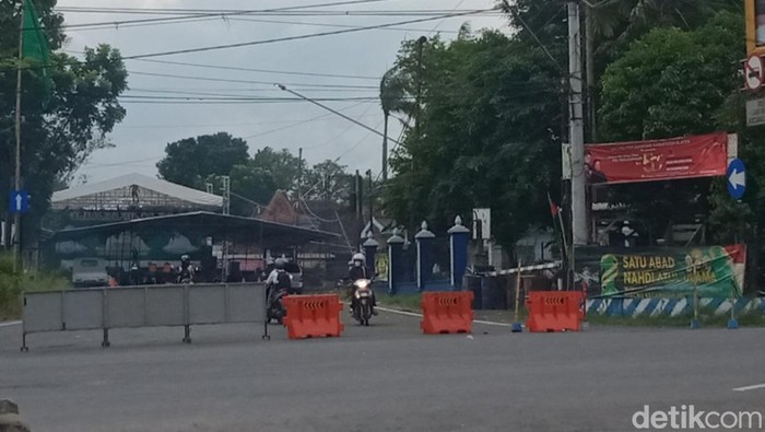 Penutupan Jalan Lingkar Barat Delanggu, Klaten, Selasa (31/1/2023).