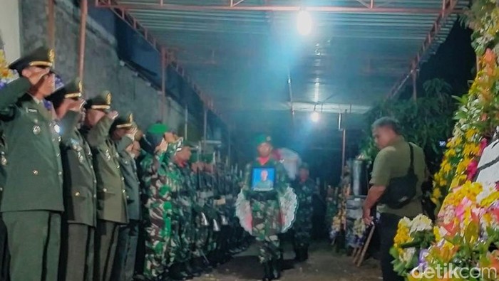 Penyambutan jenazah Pratu Ferdian Dwi Sukma, prajurit TNI yang gugur di Papua. Jenazah tiba di Klaten Selaasa (31/1/2023).