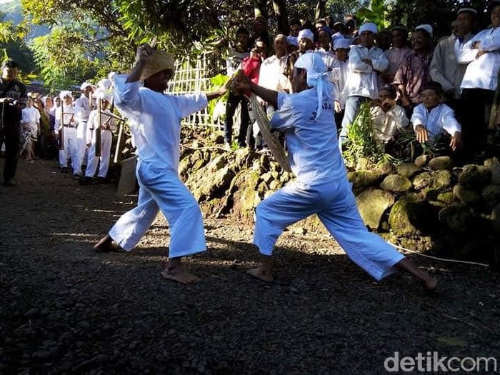 Pertunjukan adat dan budaya sunda di Kabupaten Brebes, Jawa Tengah.