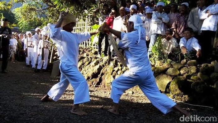 Pertunjukan adat dan budaya sunda di Kabupaten Brebes, Jawa Tengah.