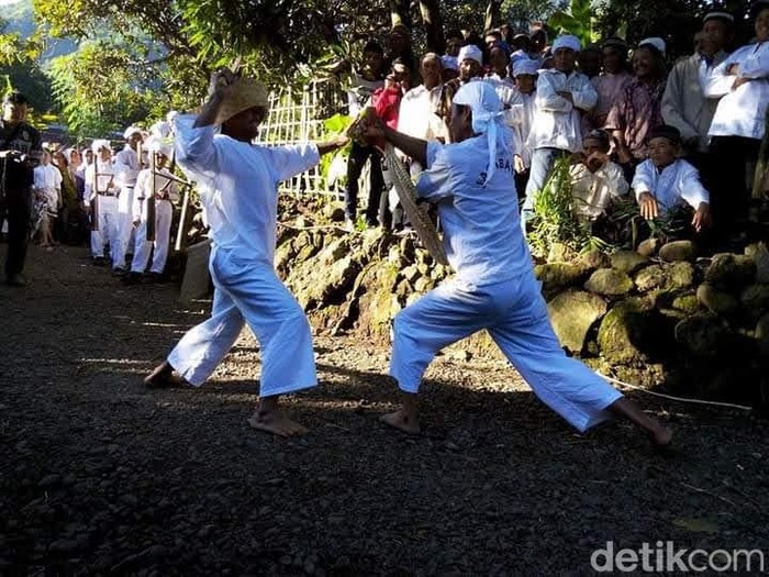 Pertunjukan adat dan budaya sunda di Kabupaten Brebes, Jawa Tengah.