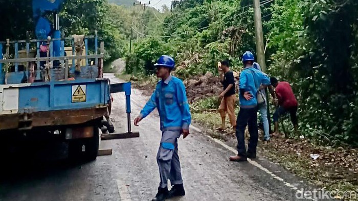 Petugas PLN memperbaiki jaringan di Sabang akibat longsor.