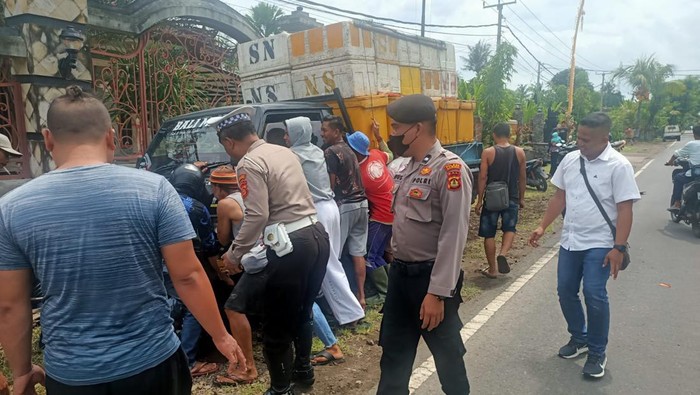 Pikap seruduk pengendara motor di Jalan Raya Singaraja-Gilimanuk, Kecamatan Gerokgak, Buleleng, Bali, Selasa (31/1/2023).