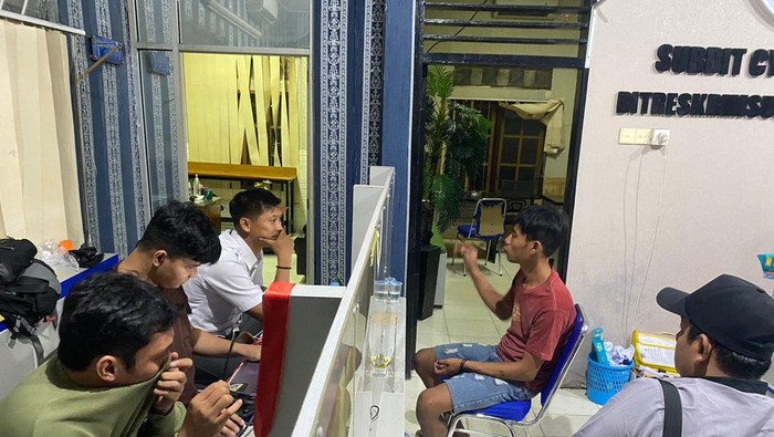Polisi Gadungan (baju merah) di Jambi saat Diperiksa Polisi (istimewa).