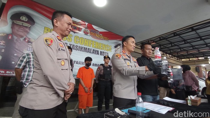 Polisi menunjukan barang bukti miras oplosan yang menewaskan 2 warga Manonjaya Tasikmalaya.