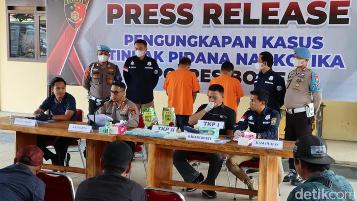 Polisi merilis pengungkapan kasus penyalahgunaan narkoba di Bone, Sulsel.