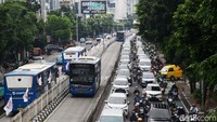 Terlihat petugas busway terus berjaga di depan portal untuk memastikan jalur busway steril dari kendaraan selain bus TransJakarta.