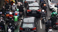Kemacetan ini terjadi setiap hari kerja saat jam pergi dan pulang kantor.