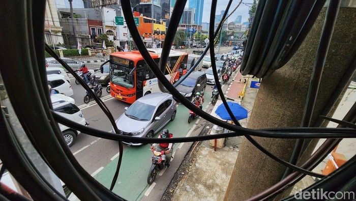 Kemacetan selalu terjadi di Jl Mampang Prapatan, Jakarta Selatan, saat jam pulang kantor. Begini pantauan kemacetan di Jl Mampang Prapatan, pukul 16.30 WIB.