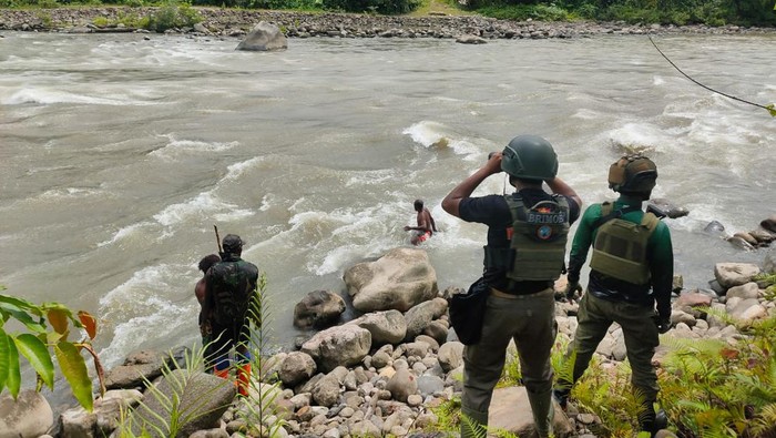 Proses pencarian korban putusnya jembatan gantung di Sungai Digoel, Pegunungan Bintang, Papua Pegunungan.