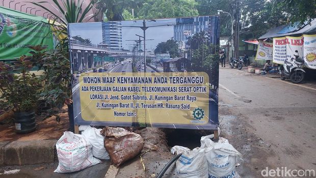 Proyek galian kabel optik di Jl Kuningan Barat, Jaksel, yang disebut Soleh Solihun sebagai 'Jalan Seribu Galian', 31 Januari 2023. (Rumondang Naibaho/detikcom)
