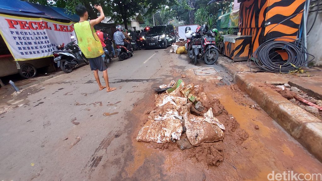 Proyek galian kabel optik di Jl Kuningan Barat, Jaksel, yang disebut Soleh Solihun sebagai 'Jalan Seribu Galian', 31 Januari 2023. (Rumondang Naibaho/detikcom)