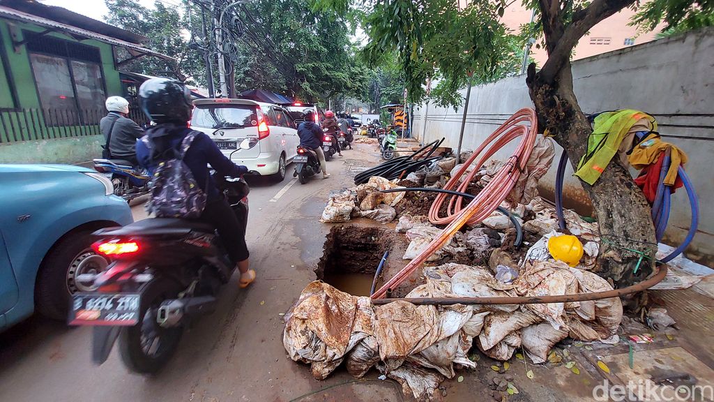 Proyek galian kabel optik di Jl Kuningan Barat, Jaksel, yang disebut Soleh Solihun sebagai 'Jalan Seribu Galian', 31 Januari 2023. (Rumondang Naibaho/detikcom)