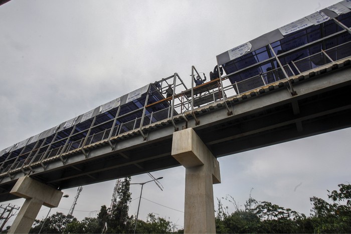 Pekerja menyelesaikan proyek pembangunan jembatan multiguna (skybridge) di Bojonggede, Kabupaten Bogor, Jawa Barat, Senin (30/1/2023). Pembangunan Skybridge tersebut merupakan proyek kerja sama Badan Pengelola Transportasi Jabodetabek (BPTJ) dengan Pemkab Bogor yang akan menghubungkan stasiun dengan terminal Bojonggede, dan pembangunan konstruksi skybridge itu telah mencapai 90 persen. ANTARA FOTO/Yulius Satria Wijaya/foc.