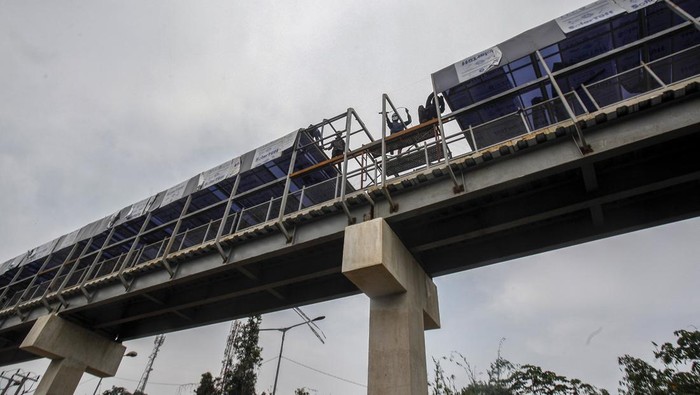 PROYEK PEMBANGUNAN SKYBRIDGE BOJONGGEDE Pekerja menyelesaikan proyek pembangunan jembatan multiguna (skybridge) di Bojonggede, Kabupaten Bogor, Jawa Barat, Senin (30/1/2023). Pembangunan Skybridge tersebut merupakan proyek kerja sama Badan Pengelola Transportasi Jabodetabek (BPTJ) dengan Pemkab Bogor yang akan menghubungkan stasiun dengan terminal Bojonggede, dan pembangunan konstruksi skybridge itu telah mencapai 90 persen. ANTARA FOTO/Yulius Satria Wijaya/foc.