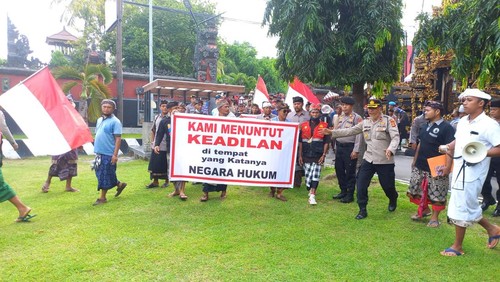 Puluhan Krama Desa Adat Sudaji, Kecamatan Sawan, Kabupaten Buleleng, Bali mendatangi Polres Buleleng untuk mempertanyakan kasus vandalisme di pura, Selasa (31/1/2023).