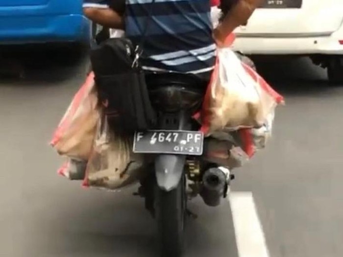 Rekaman viral pemotor bawa karung isi kucing (Tangkapan layar)