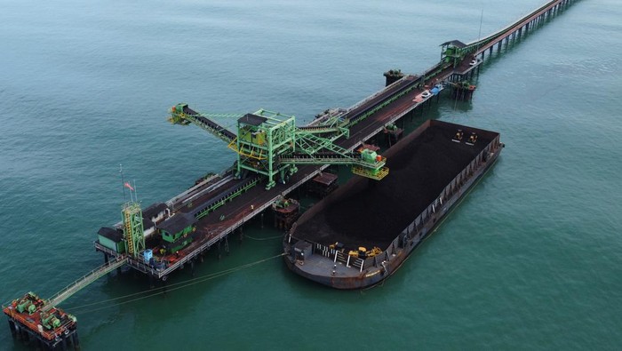 RI Targetkan Produksi Batu Bara 695 Ton Tahun Ini Foto udara aktivitas bongkar muat batu bara di kawasan pantai Desa Peunaga Cut Ujong, Meureubo, Aceh Barat, Aceh, Selasa (31/1/2023). Kementerian Energi dan Sumber Daya Mineral (ESDM) menargetkan produksi batu bara 2023 mencapai 695 juta ton atau naik 4,82 persen dari target tahun lalu dengan proyeksi kebutuhan domestik sebesar 177 juta ton dan 518 juta ton untuk ekspor. ANTARA FOTO/Syifa Yulinnas/tom.