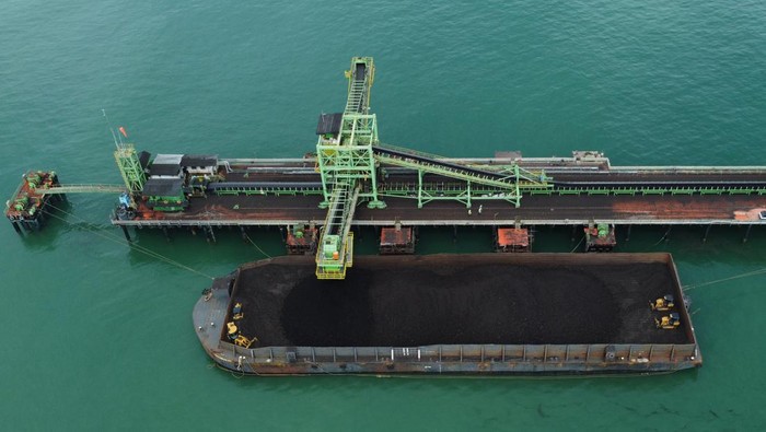 Foto udara aktivitas bongkar muat batu bara di kawasan pantai Desa Peunaga Cut Ujong, Meureubo, Aceh Barat, Aceh, Selasa (31/1/2023). Kementerian Energi dan Sumber Daya Mineral (ESDM) menargetkan produksi batu bara 2023 mencapai 695 juta ton atau naik 4,82 persen dari target tahun lalu dengan proyeksi kebutuhan domestik sebesar 177 juta ton dan 518 juta ton untuk ekspor. ANTARA FOTO/Syifa Yulinnas/tom.