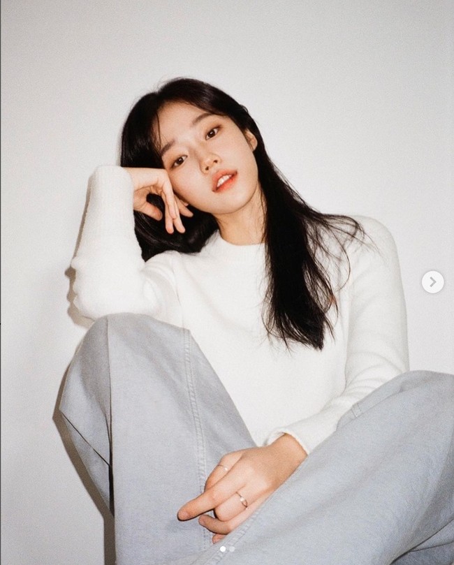 Nama Roh Yoon Seo tengah menjadi perbincangan di media sosial. Aktris 23 tahun itu mencuri perhatian dengan paras cantiknya dalam drama Korea Crash Course in Romance. Foto: dok. Instagram @rohyoonseo