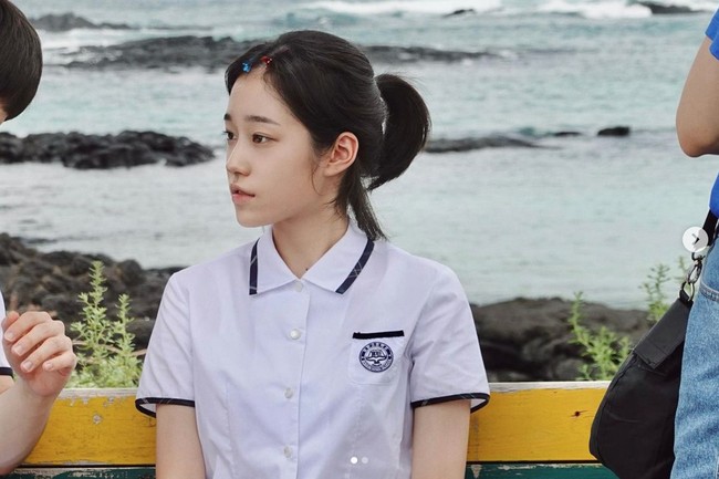 Selain cantik, Roh Yoon Seo juga menuai pujian karena kemampuan aktingnya. Drama Korea Our Blues menampilkan akting emosionalnya sebagai siswa SMA yang mengalami kehamilan di usia remaja. Foto: dok. Instagram @rohyoonseo