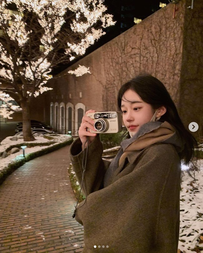 Sebelum terjun ke dunia akting, Roh Yoon Seo mengawali kariernya sebagai seorang model produk kosmetik pada 2018. Foto: dok. Instagram @rohyoonseo