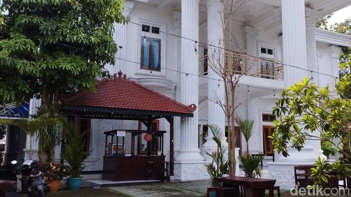 rumah mewah di Blitar disulap jadi warung makan