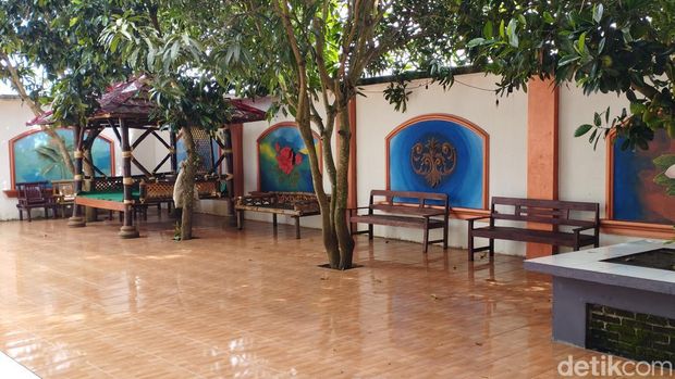 rumah mewah di Blitar disulap jadi warung makan