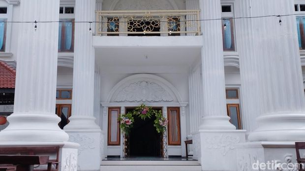 rumah mewah di Blitar disulap jadi warung makan