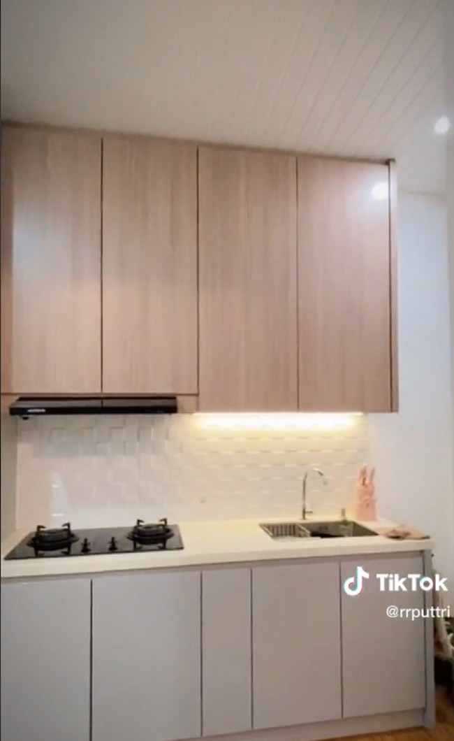 Unggahan transformasi renovasi rumah Putri ini viral sudah ditonton lebih dari 1,3 juta Views dan 52,9 ribu Likes. Hasil renovasi rumah subsidi milik Putri berhasil membuat warganet kagum karena jadi aesthetic. Ada juga yang penasaran dengan biaya renovasi rumahnya. Foto: Dok. TikTok rrputtri