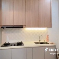 Unggahan transformasi renovasi rumah Putri ini viral sudah ditonton lebih dari 1,3 juta Views dan 52,9 ribu Likes. Hasil renovasi rumah subsidi milik Putri berhasil membuat warganet kagum karena jadi aesthetic. Ada juga yang penasaran dengan biaya renovasi rumahnya. Foto: Dok. TikTok rrputtri