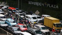 Kendaraan sudah menumpuk dari Flyover Lebak Bulus sampai lampu lalu-lintas perempatan Fatmawati.