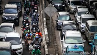 Kendaraan masih bisa melaju pelan sekitar 5 km/jam di tengah kemacetan.